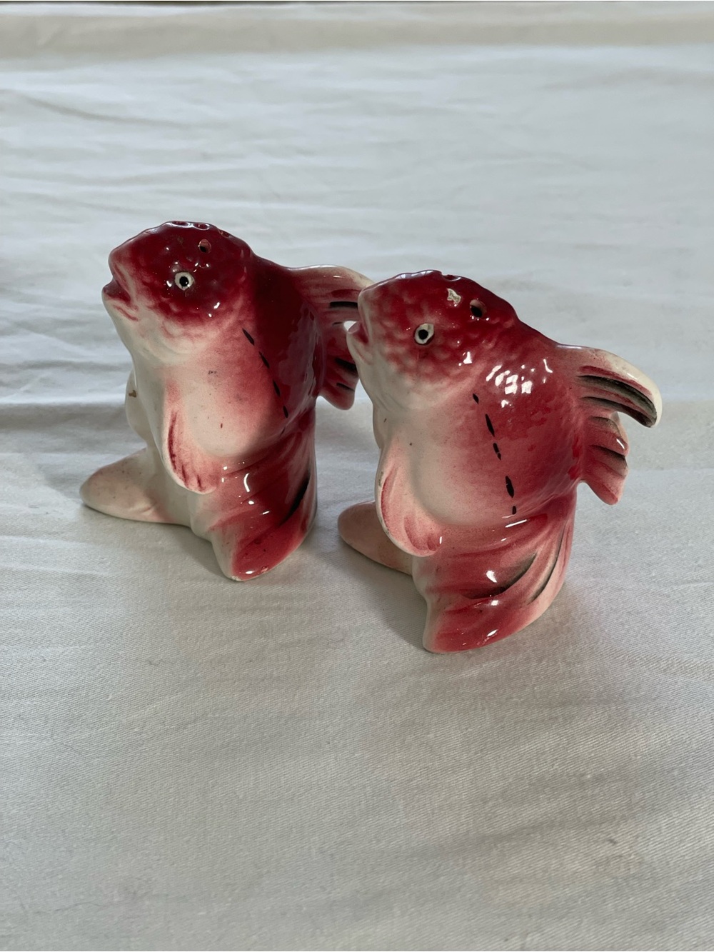Vintage mid-century Decorative Pink Ceramic Fish Salt & Pepper Shaker Figurines - Picture 4 of 4